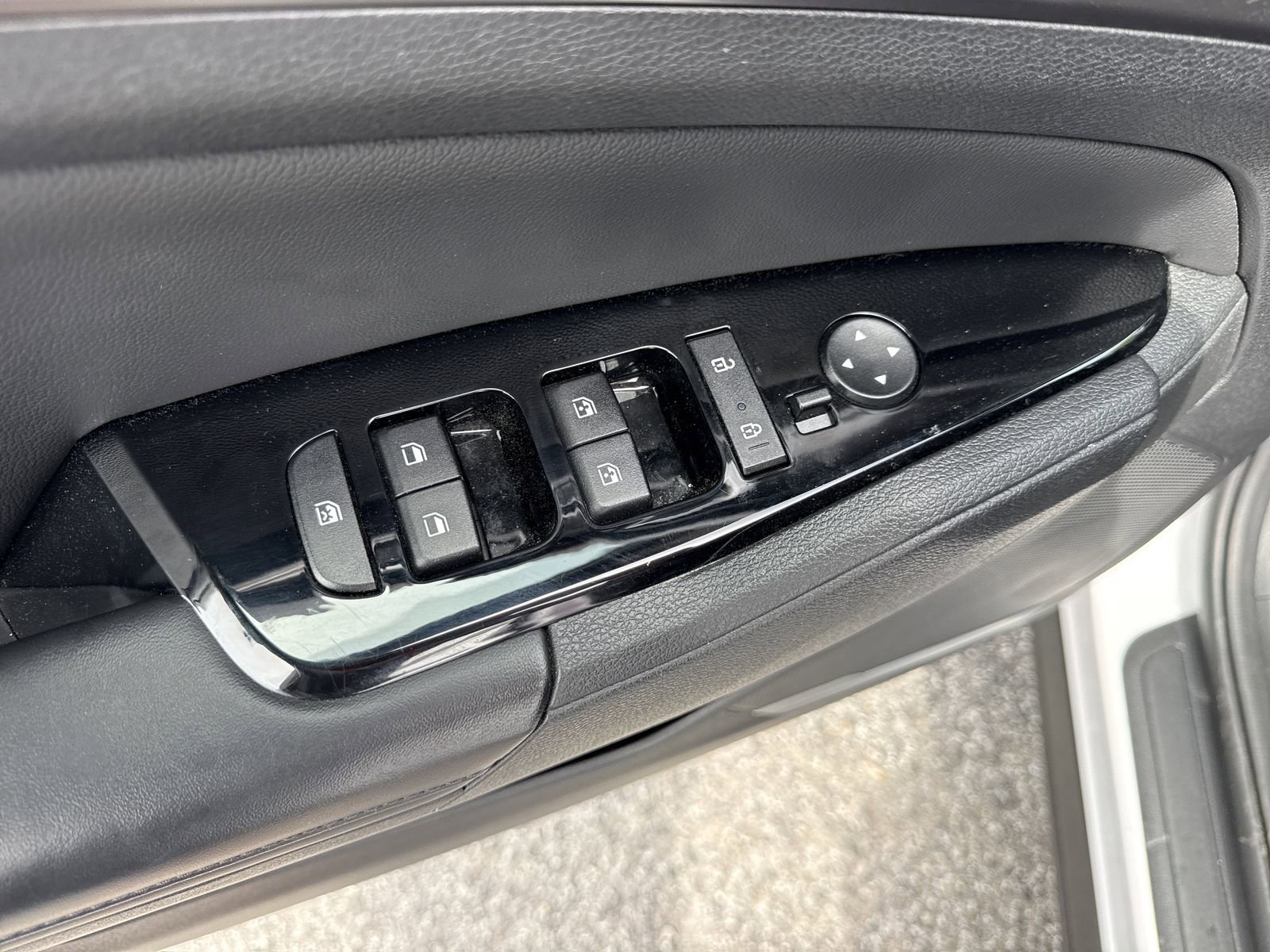 Used 2024 Kia Sportage EX image 16