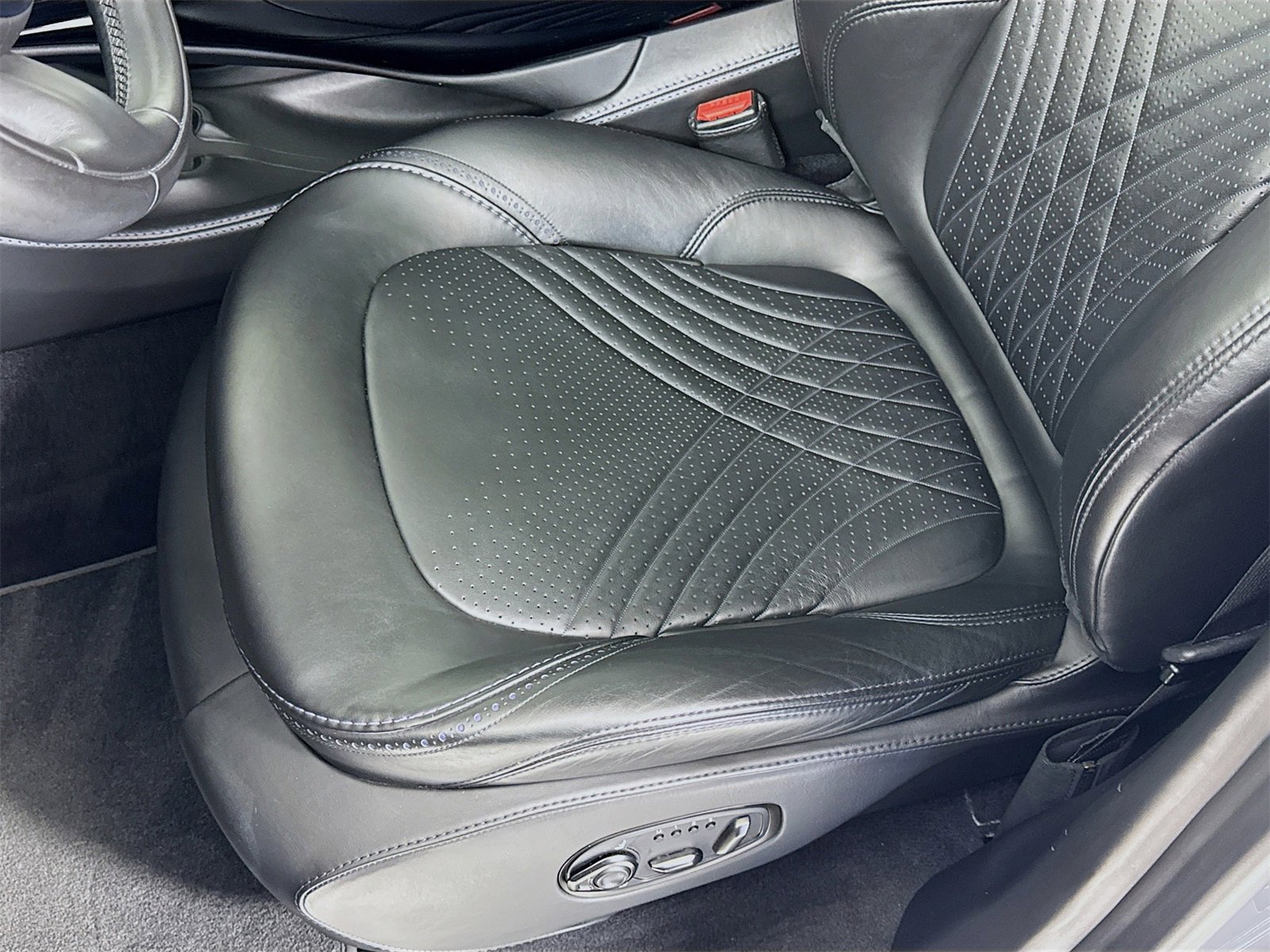 Used 2021 Aston Martin DBX image 18