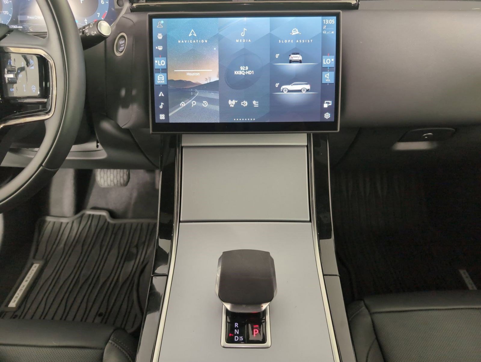 Certified 2025 Land Rover Range Rover Velar S image 22