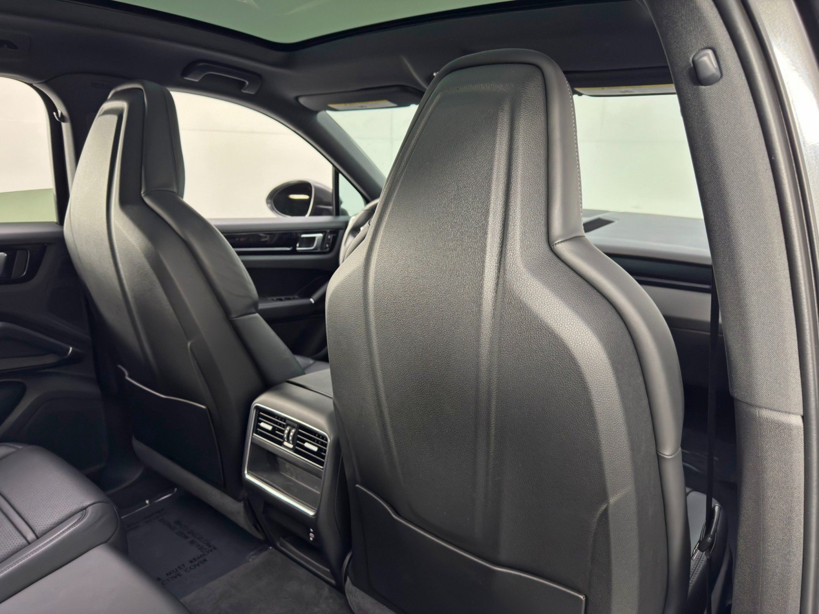 Used 2023 Porsche Cayenne Coupe AWD/4WD image 39