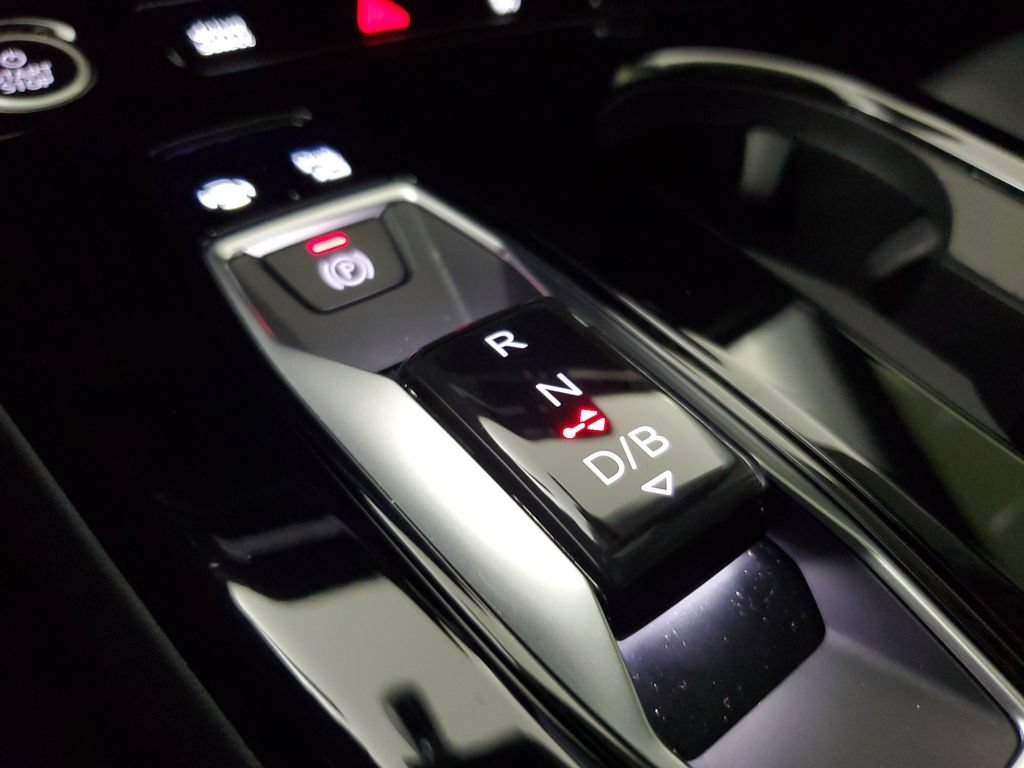 Used 2025 Audi Q6 e-tron Premium Plus w/ Premium Plus AWD/4WD image 32