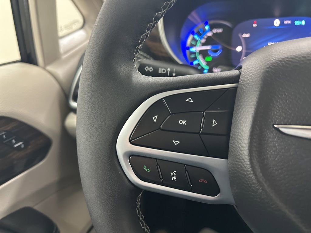 Used 2022 Chrysler Pacifica Limited image 33