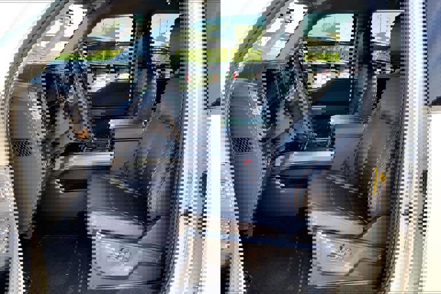 Used 2026 Ford F250 Lariat w/ Tremor Off-Road Package image 8