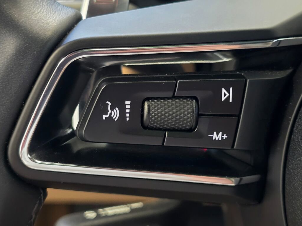 Certified 2025 Porsche Macan image 59