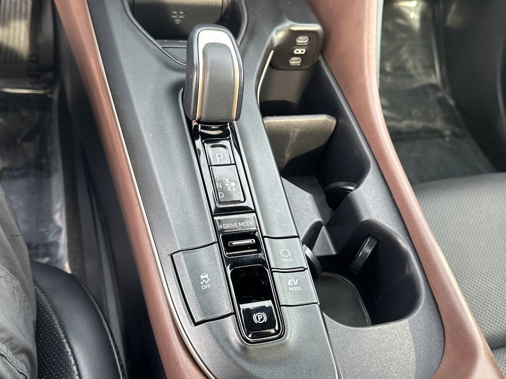 Used 2023 Toyota Crown Limited image 29