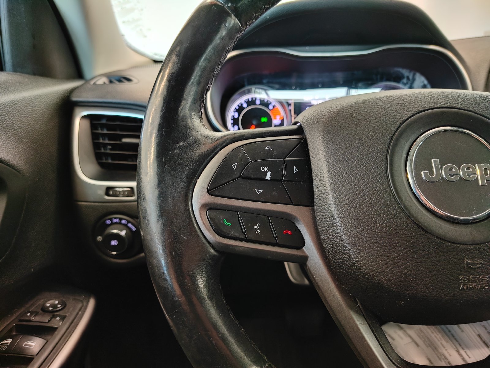 Used 2019 Jeep Cherokee Latitude w/ Cold Weather Group FWD image 11