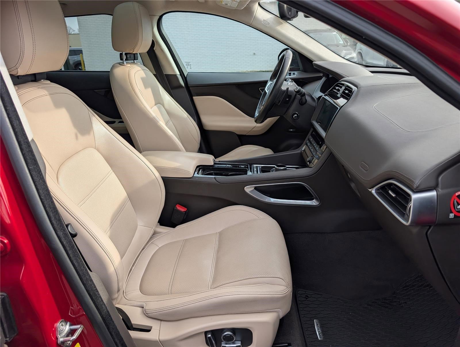 Used 2019 Jaguar F-PACE Prestige image 12