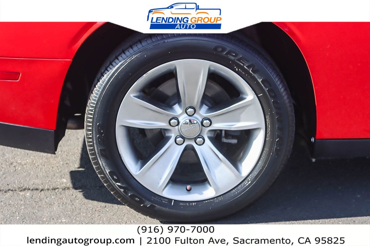 Used 2015 Dodge Challenger SXT image 10