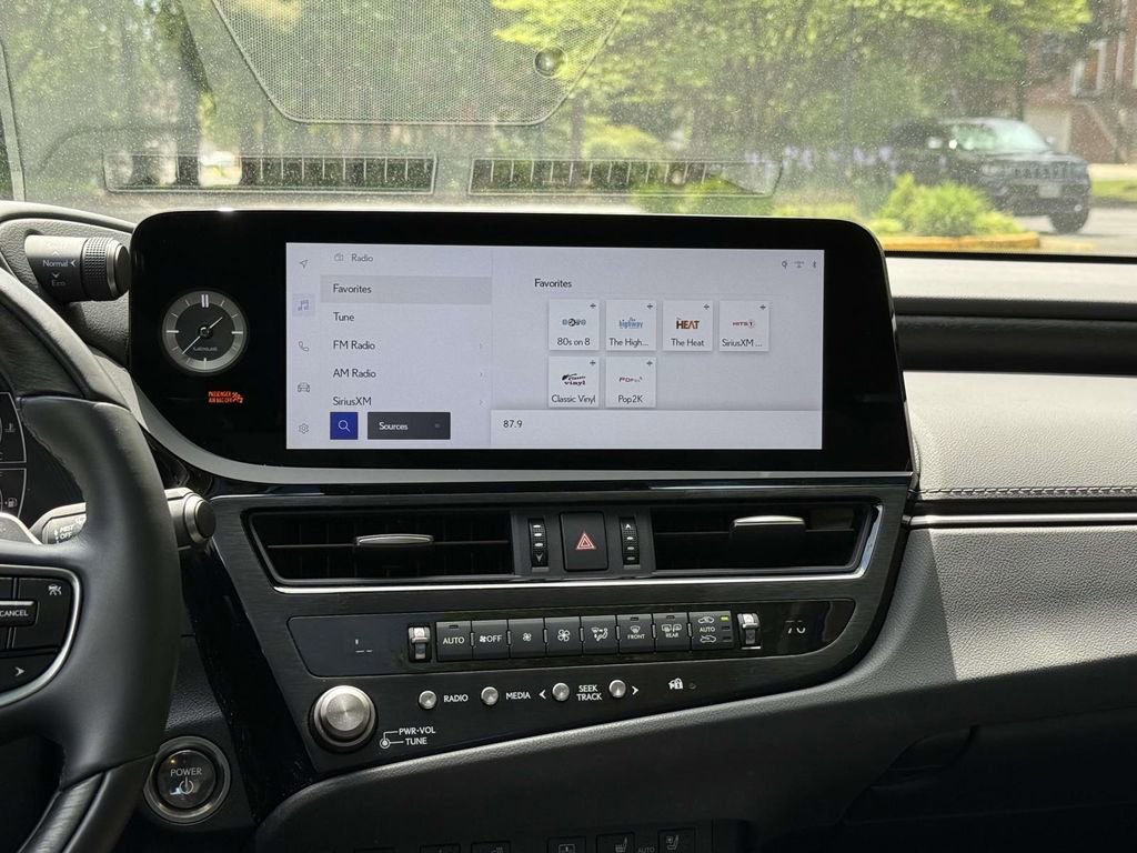 Used 2025 Lexus ES 300h w/ Technology Package FWD image 10