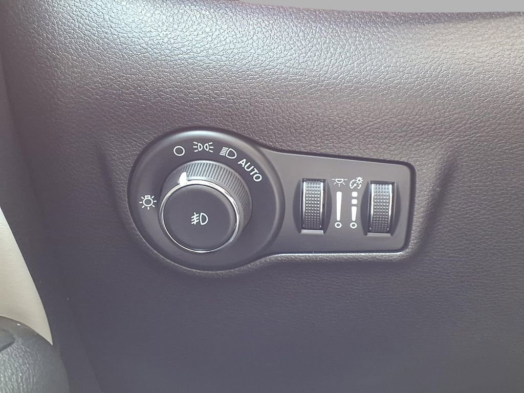 Used 2025 Jeep Compass Limited AWD/4WD image 16