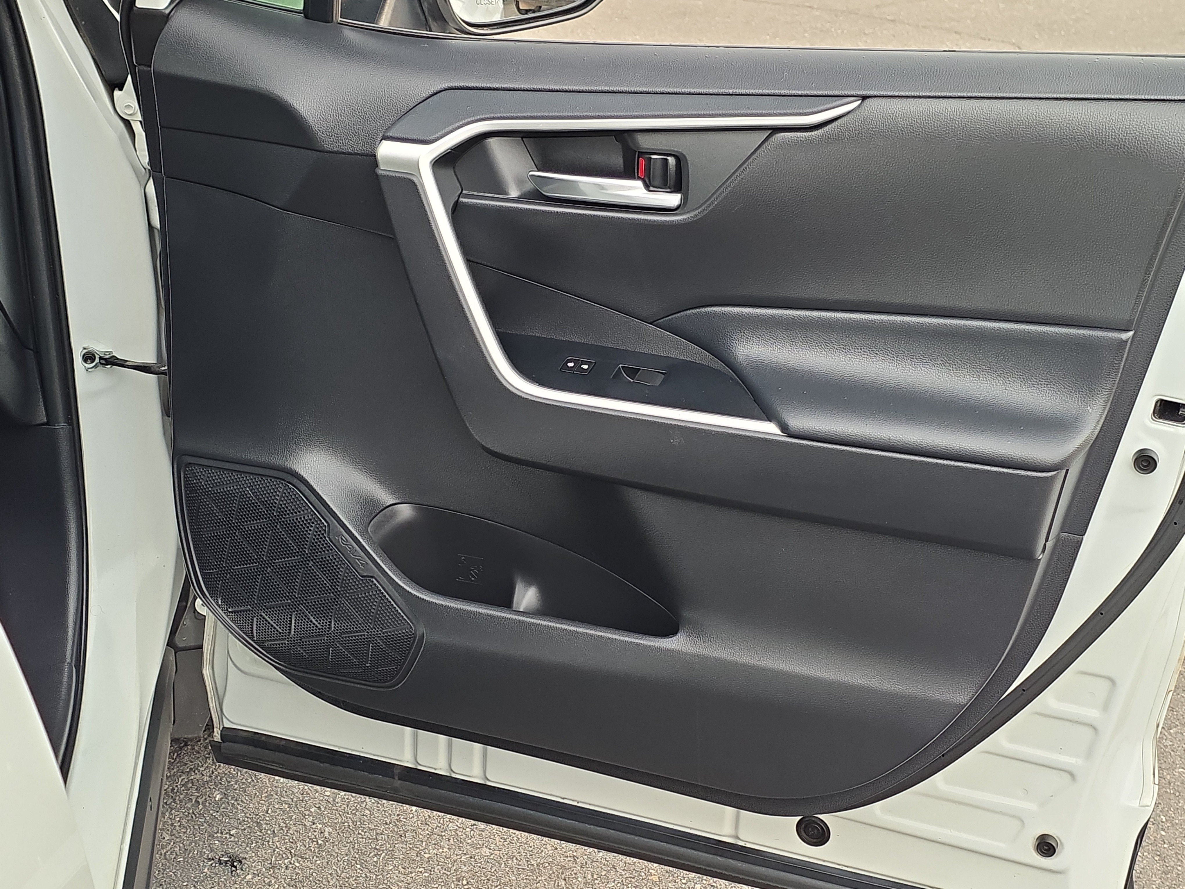 Used 2020 Toyota RAV4 XLE FWD image 28
