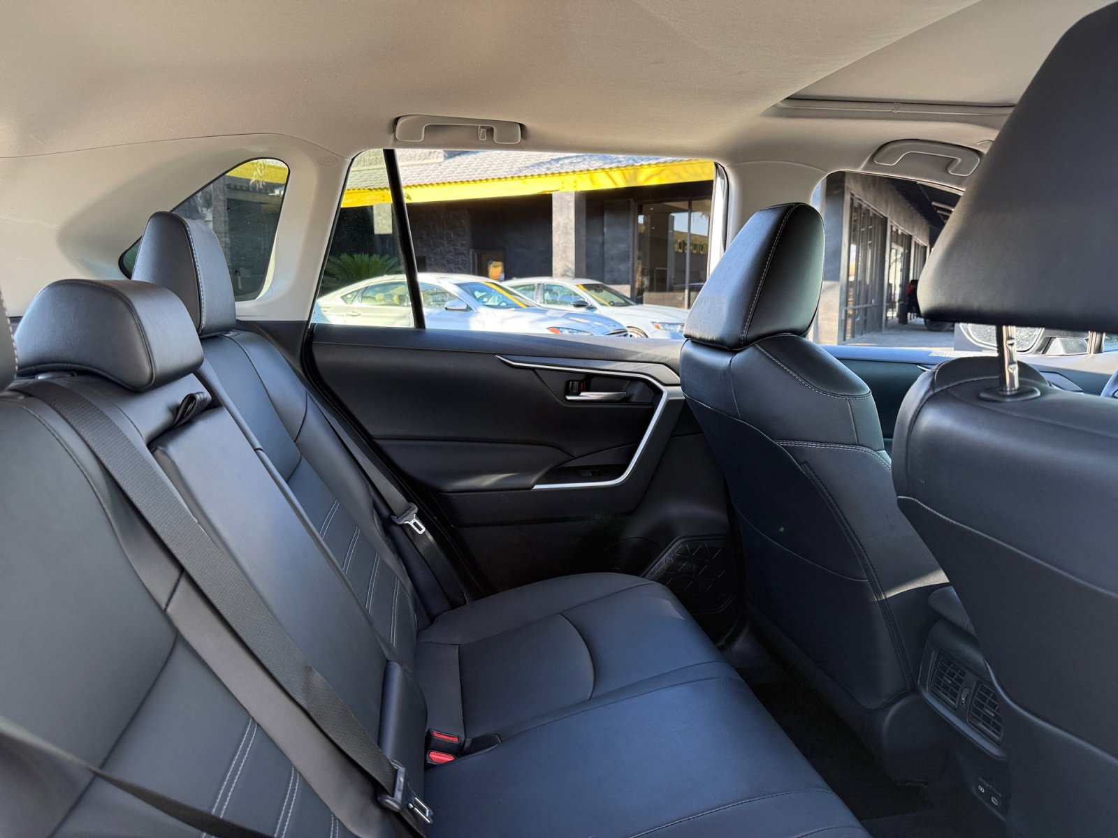 Used 2023 Toyota RAV4 XLE Premium image 17