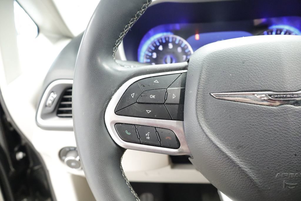Used 2023 Chrysler Pacifica Touring-L FWD image 25