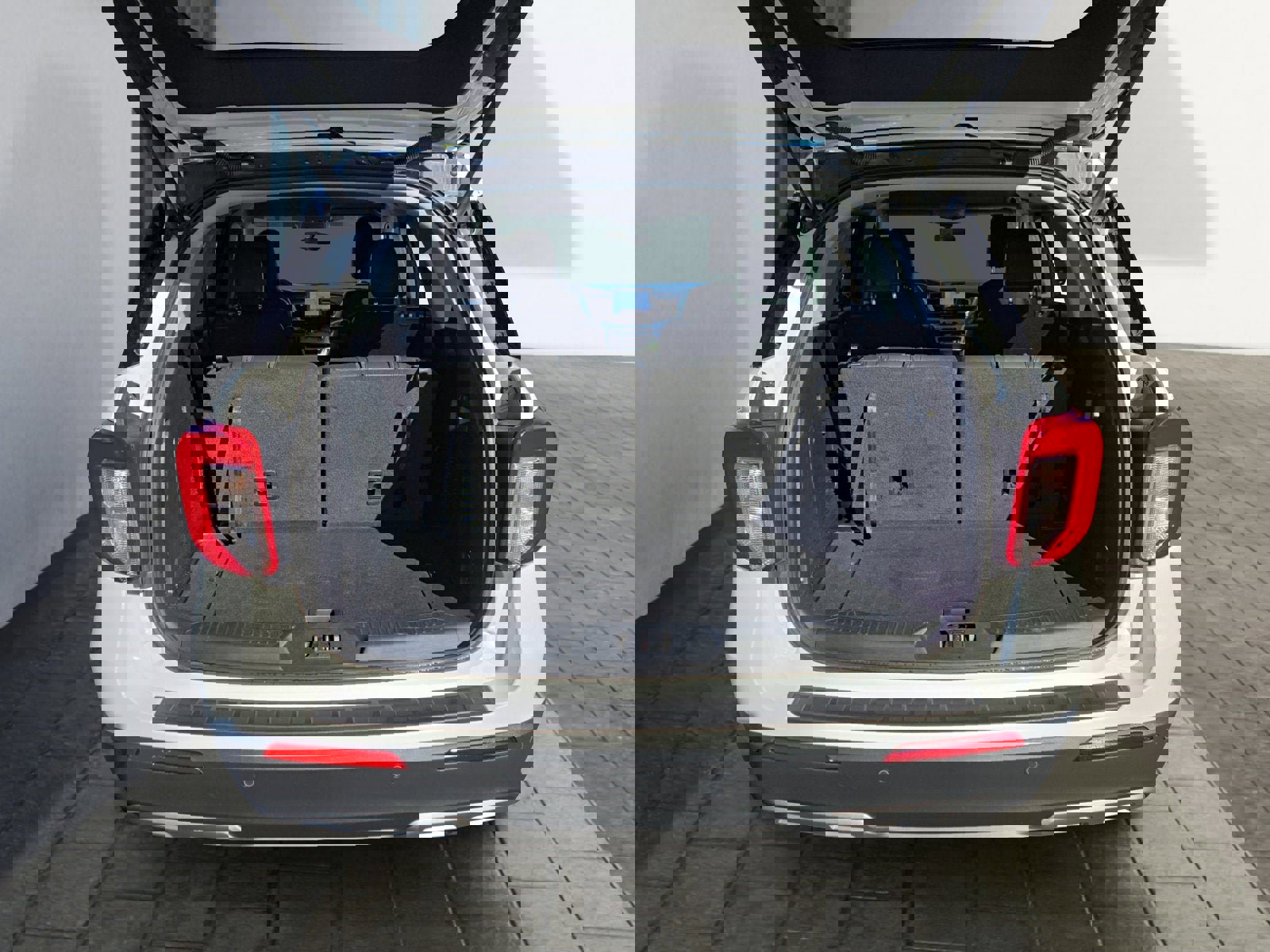 Certified 2022 Ford Explorer XLT w/ Equipment Group 202A image 25