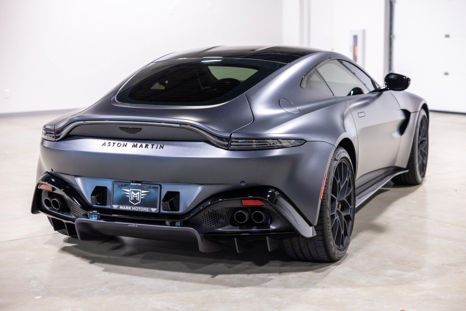 Used 2022 Aston Martin V8 Vantage Coupe RWD image 9