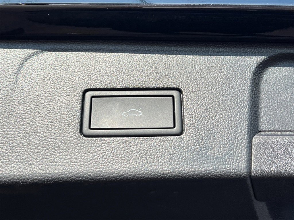 Used 2025 Volkswagen Atlas SE image 38