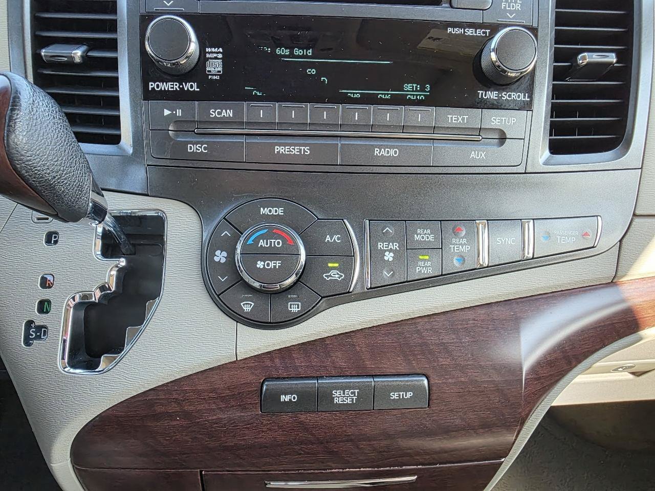 Used 2013 Toyota Sienna XLE FWD image 43
