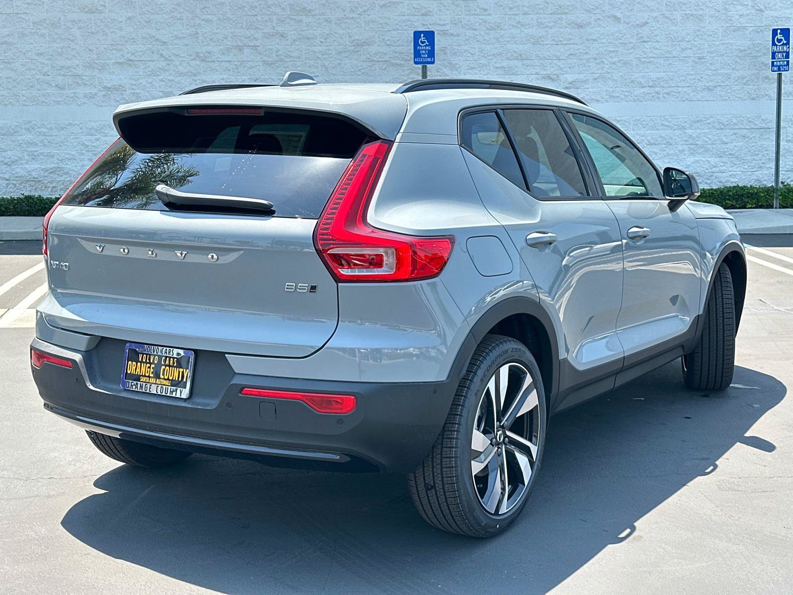 New 2026 Volvo XC40 B5 Ultra w/ Climate Package AWD/4WD image 4
