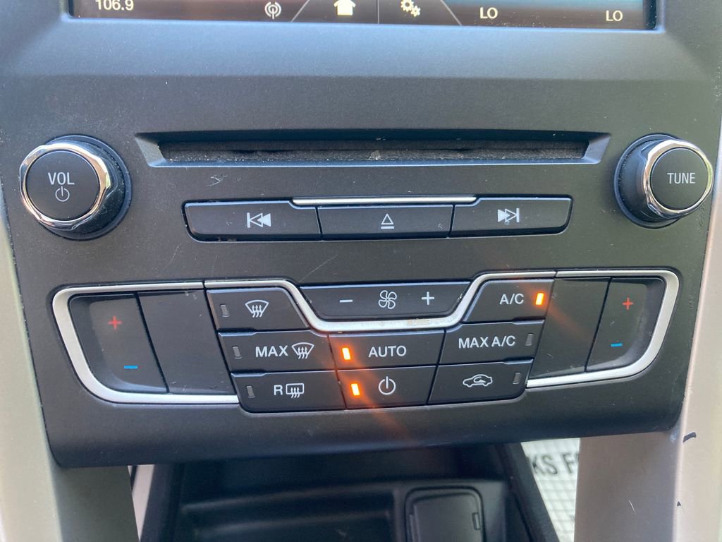 Used 2016 Ford Fusion SE image 25