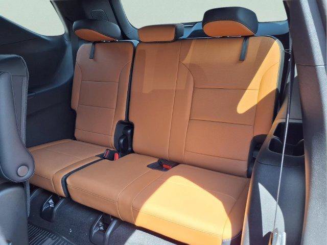 New 2027 Chevrolet Traverse Z71 w/ LPO, Floor Liner Package AWD/4WD image 8