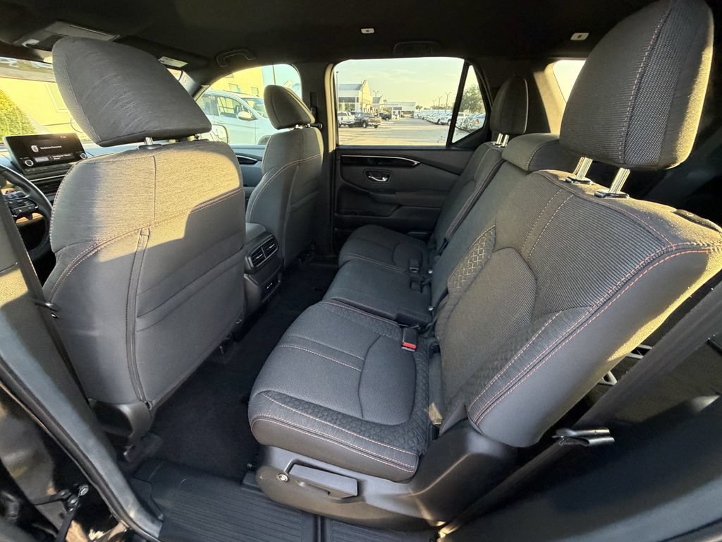Used 2025 Honda Pilot Sport image 12
