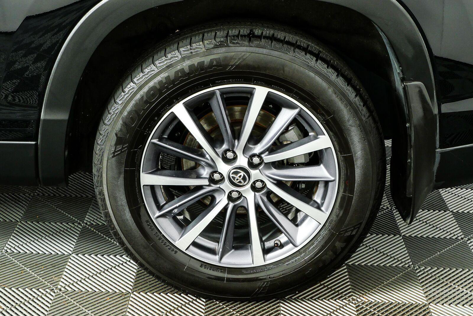 Used 2019 Toyota Highlander XLE AWD/4WD image 39
