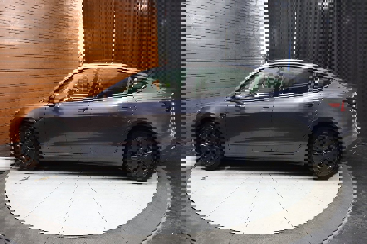 Used 2023 Tesla Model 3 Standard Range image 9