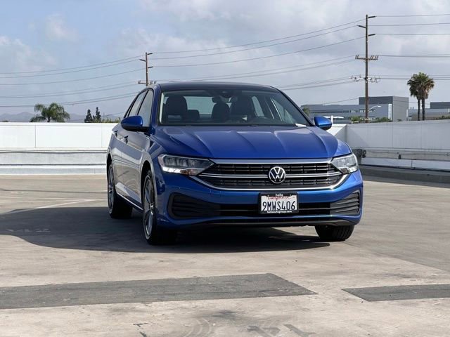 Used 2024 Volkswagen Jetta SE FWD image 4