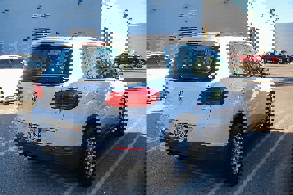 Used 2017 Volkswagen Tiguan S image 4