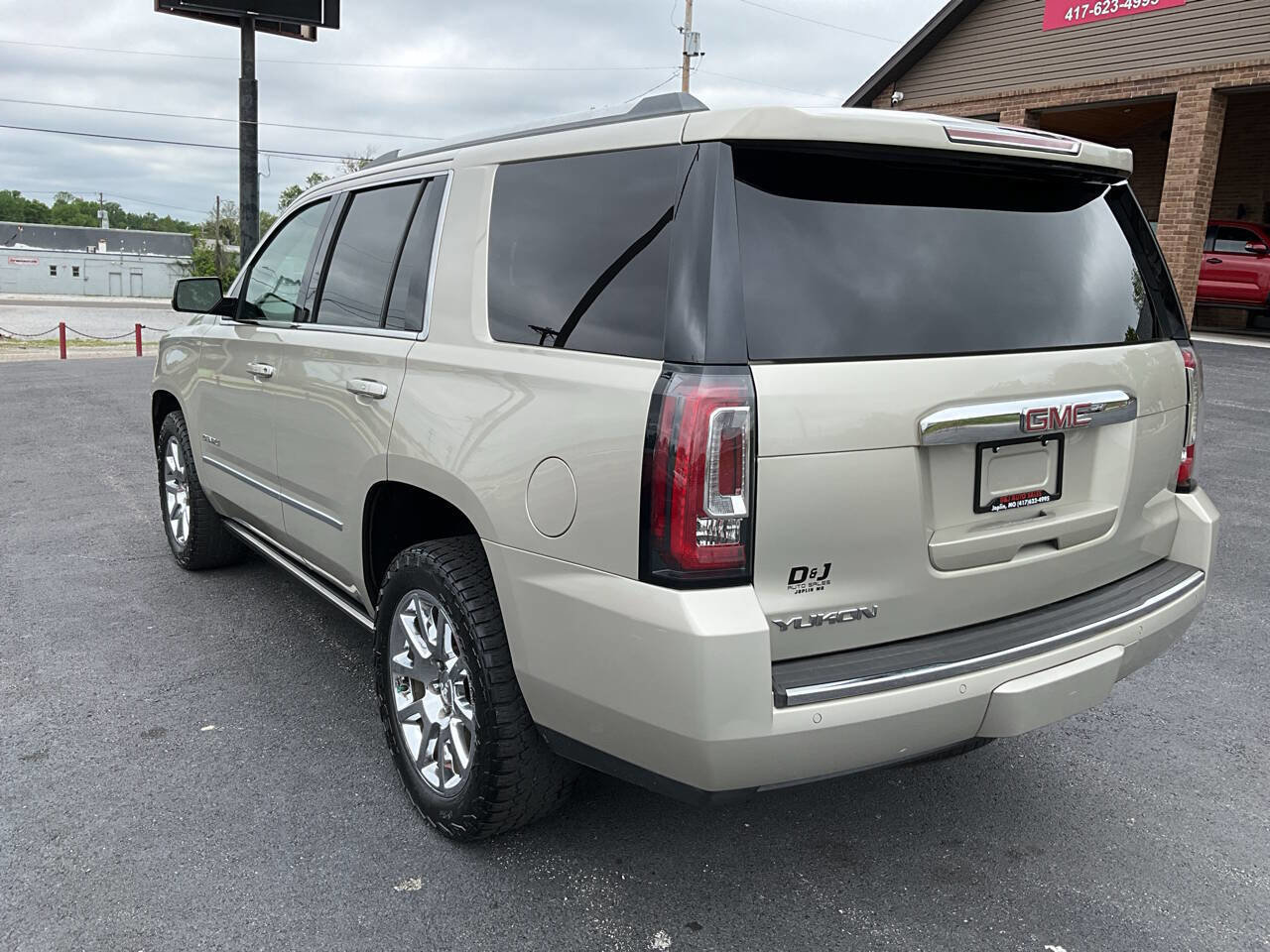 Used 2015 GMC Yukon Denali w/ Premium Package AWD/4WD image 5