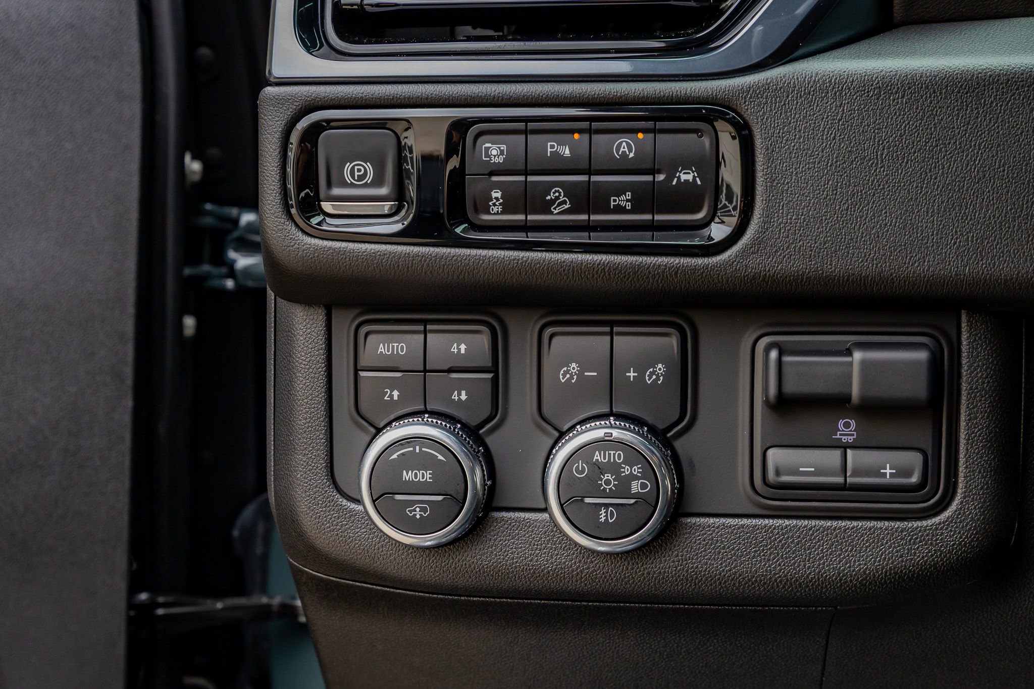 Used 2025 GMC Yukon AT4 w/ AT4 Premium Plus Package image 21