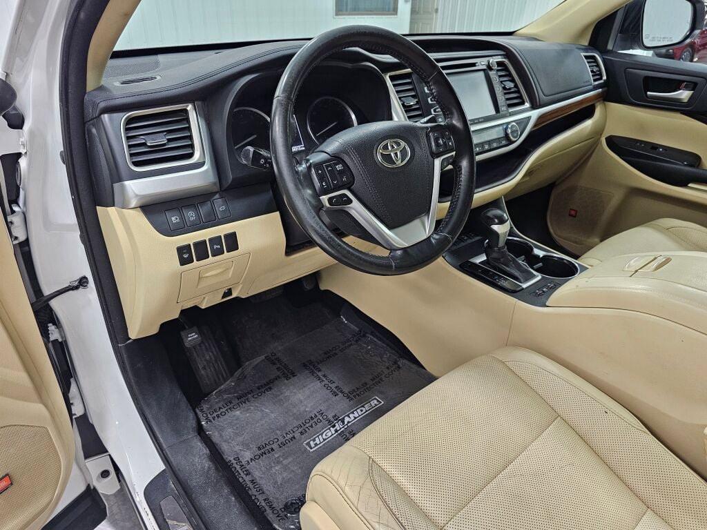 Used 2017 Toyota Highlander Limited AWD/4WD image 38