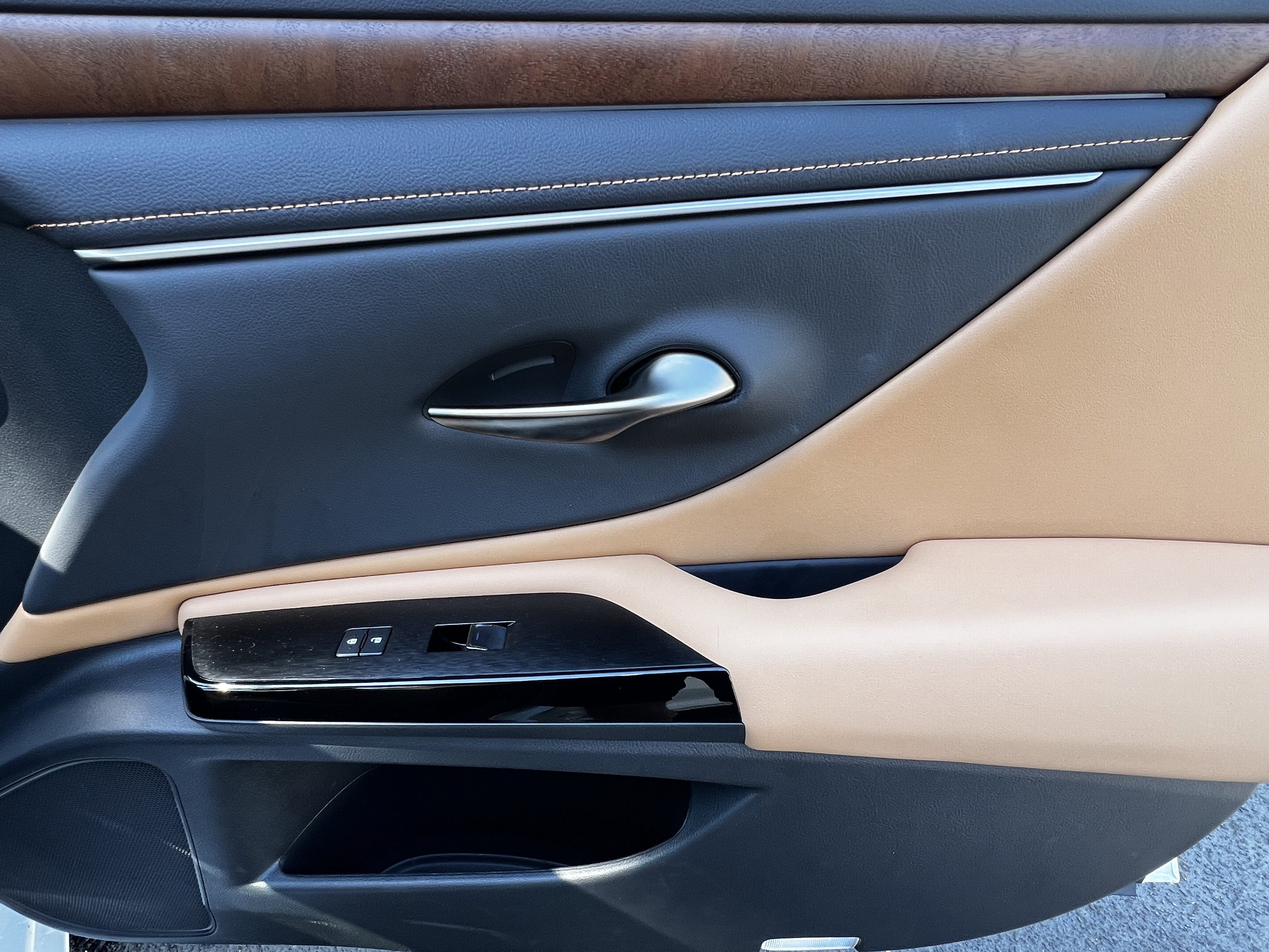 Certified 2025 Lexus ES 300h w/ Premium Package image 42