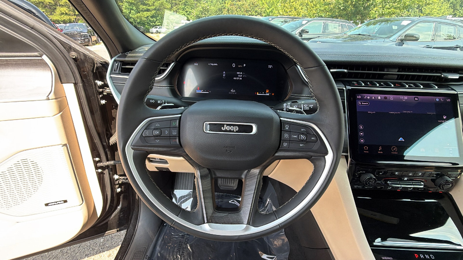 Used 2025 Jeep Grand Cherokee Limited w/ Luxury Tech Group II AWD/4WD image 23