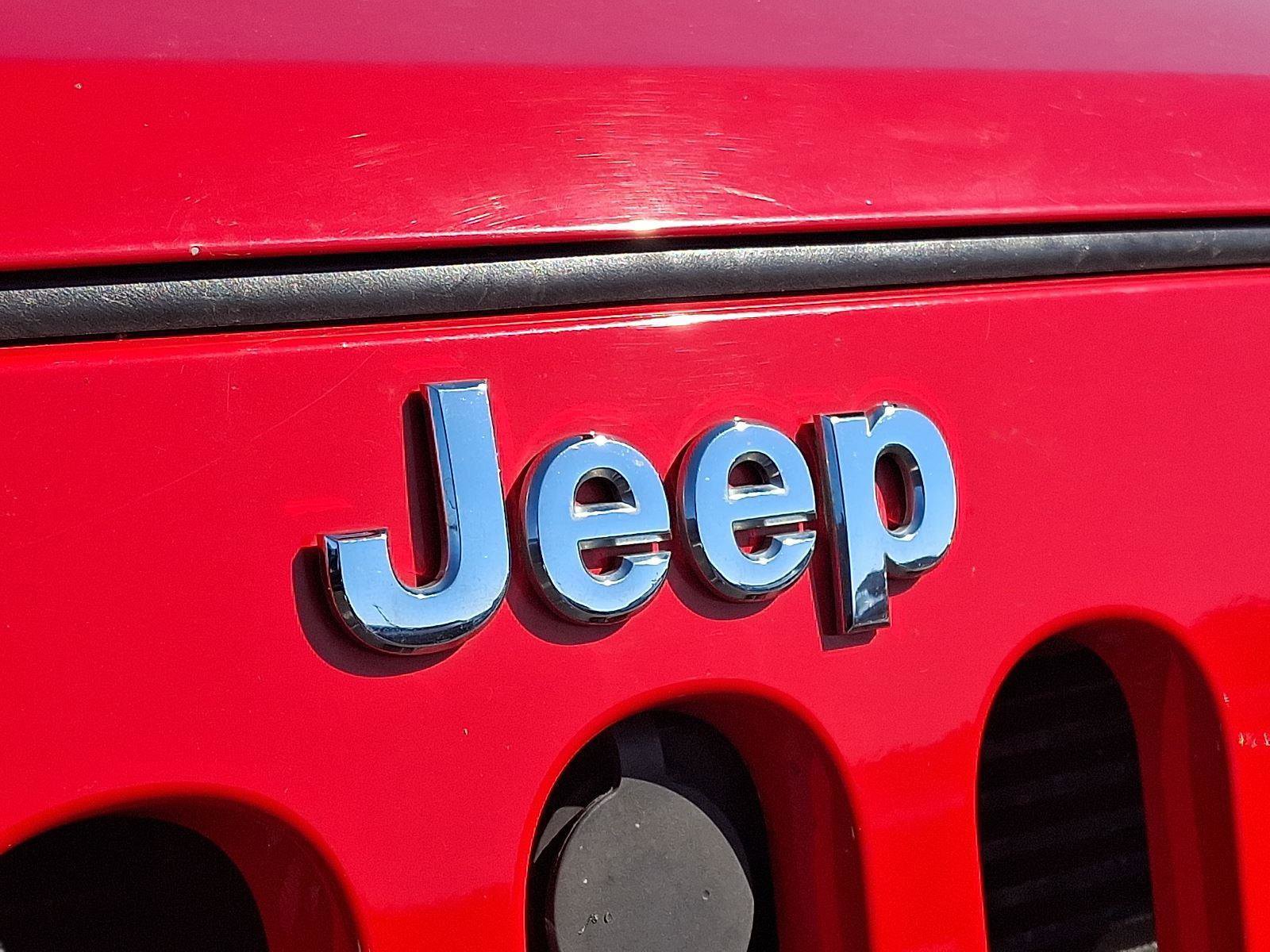 Used 2015 Jeep Wrangler Unlimited Rubicon w/ Connectivity Group image 10