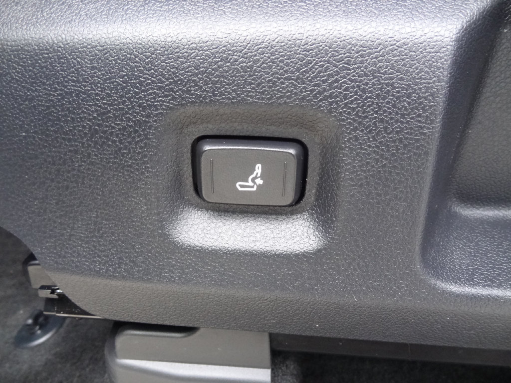 Used 2024 Toyota Tacoma SR w/ SR Upgrade Package AWD/4WD image 10