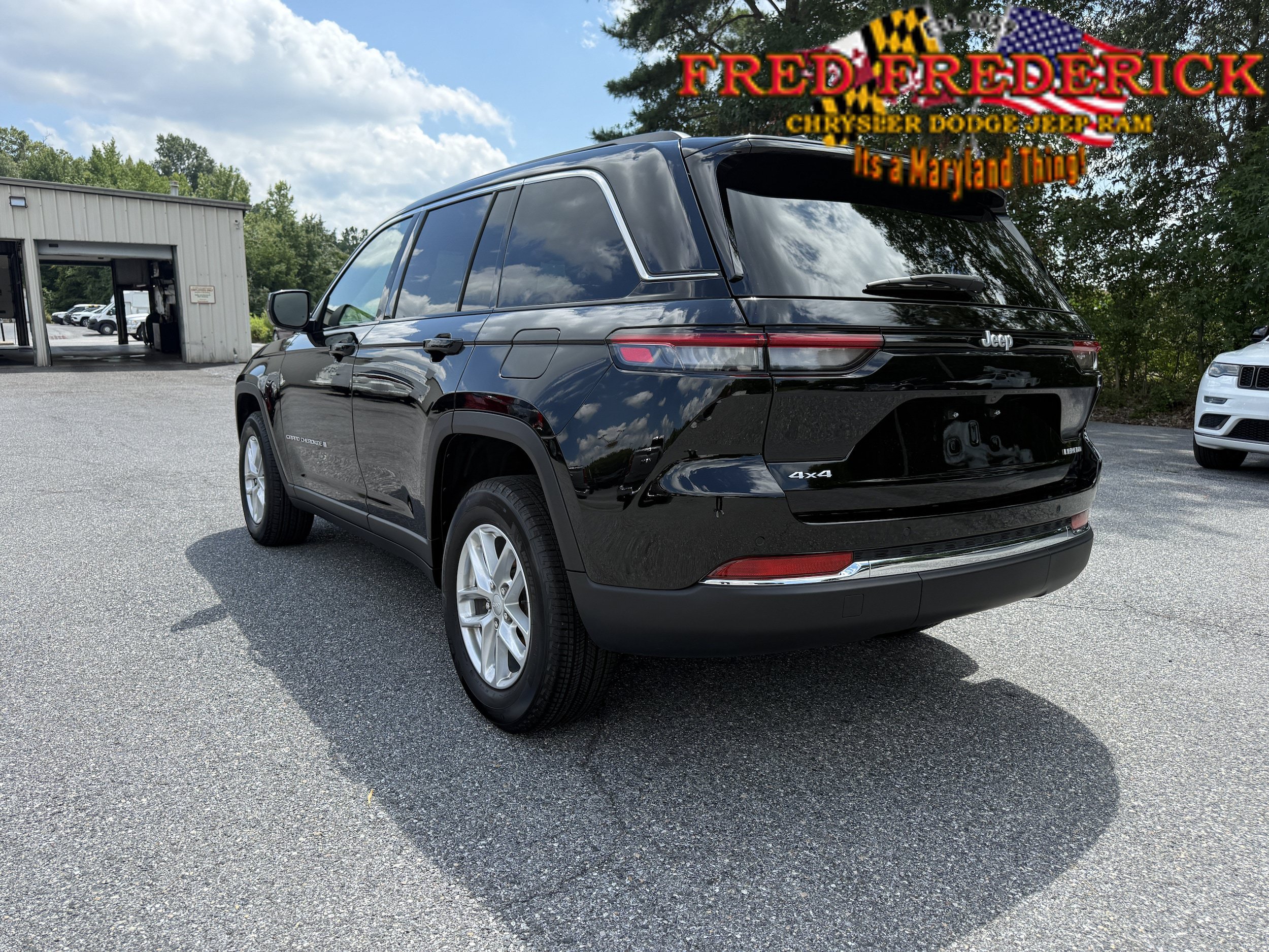 Used 2025 Jeep Grand Cherokee Laredo X AWD/4WD image 5