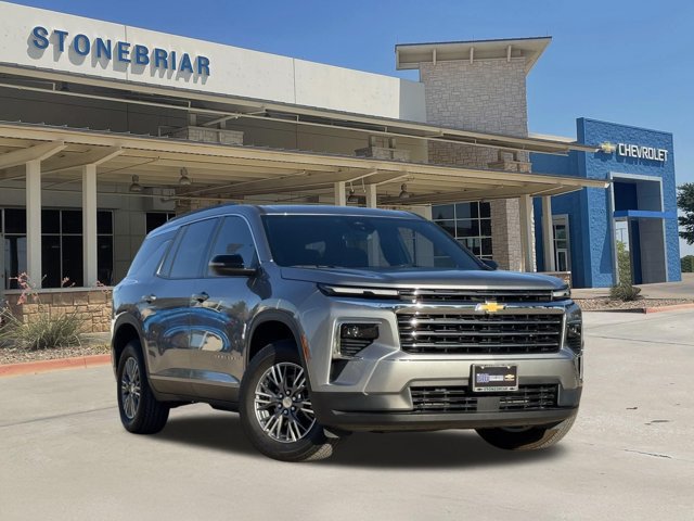 Used 2025 Chevrolet Traverse LT FWD image 2