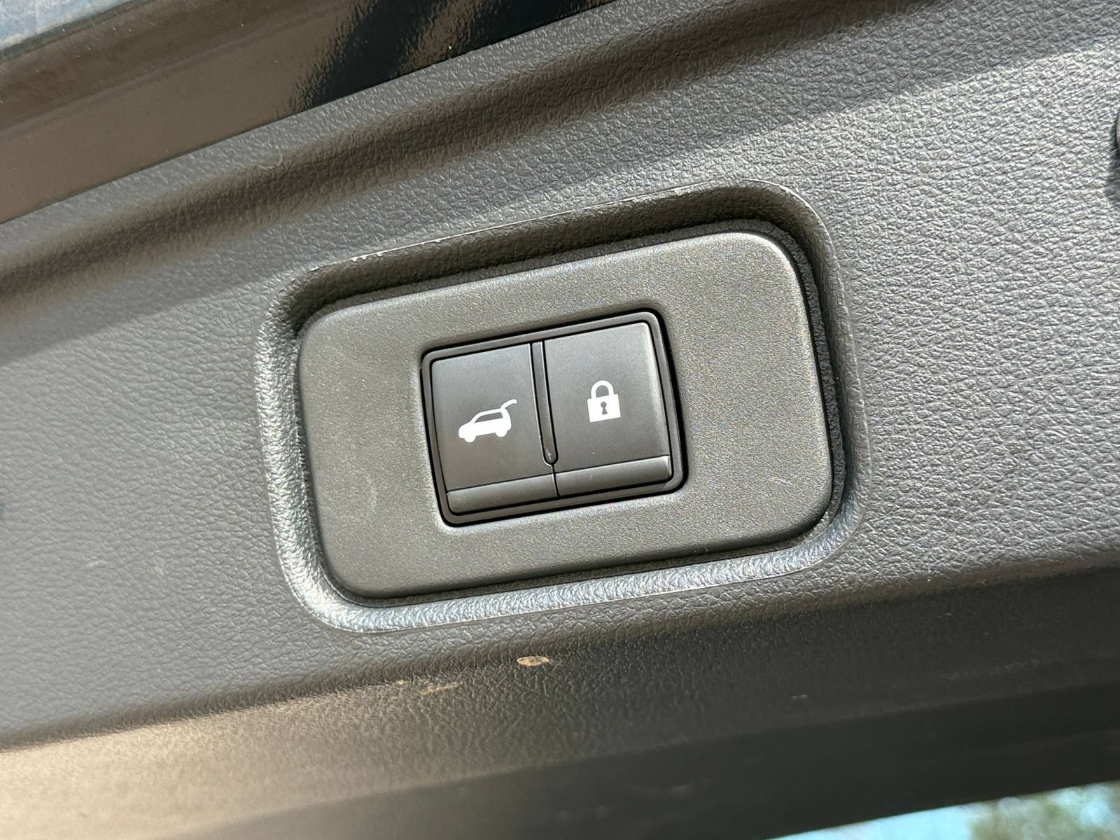 Used 2025 Nissan Pathfinder SV FWD image 23