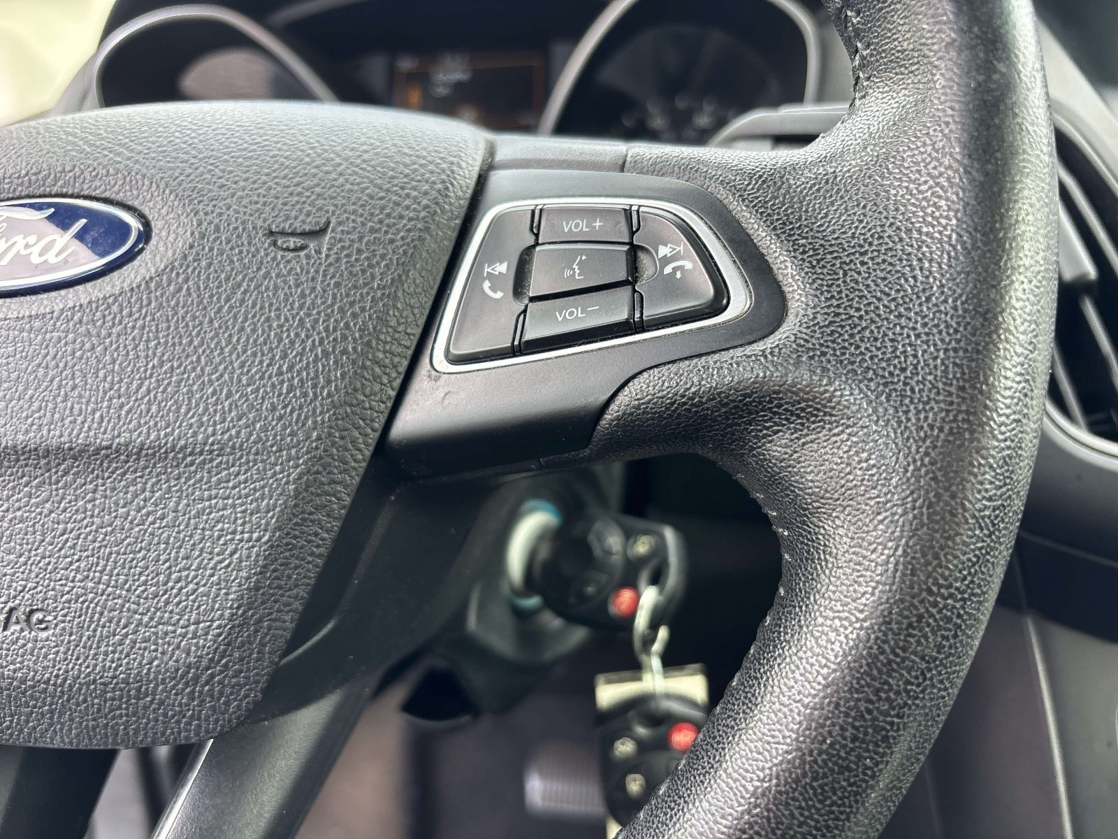 Used 2018 Ford Focus SE w/ SE Appearance Package FWD image 17