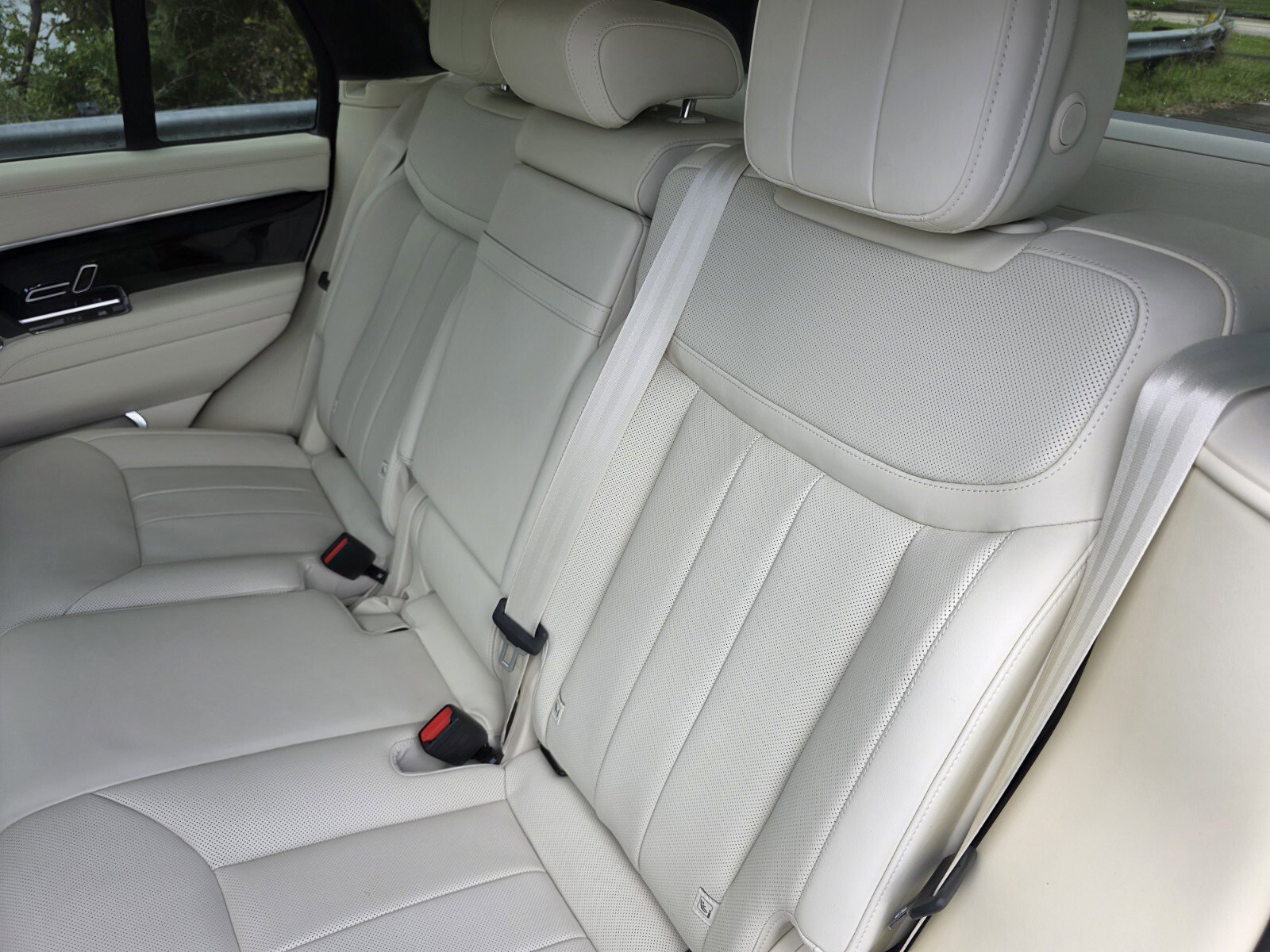 Certified 2025 Land Rover Range Rover SE image 16