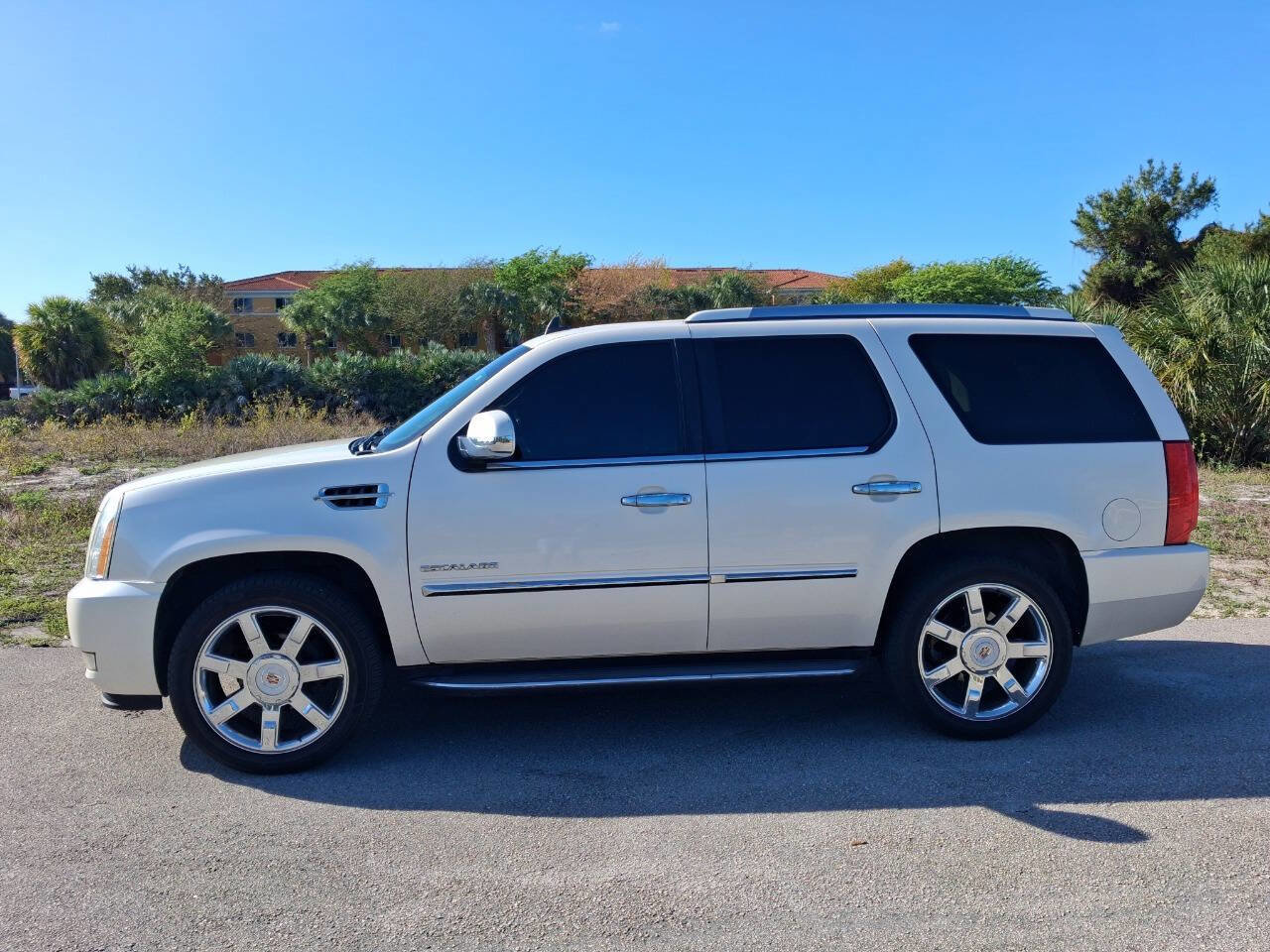 Used 2013 Cadillac Escalade Luxury RWD image 1