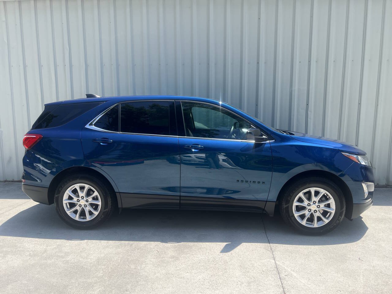 Used 2020 Chevrolet Equinox LT w/ LPO, Blackout Package FWD image 2