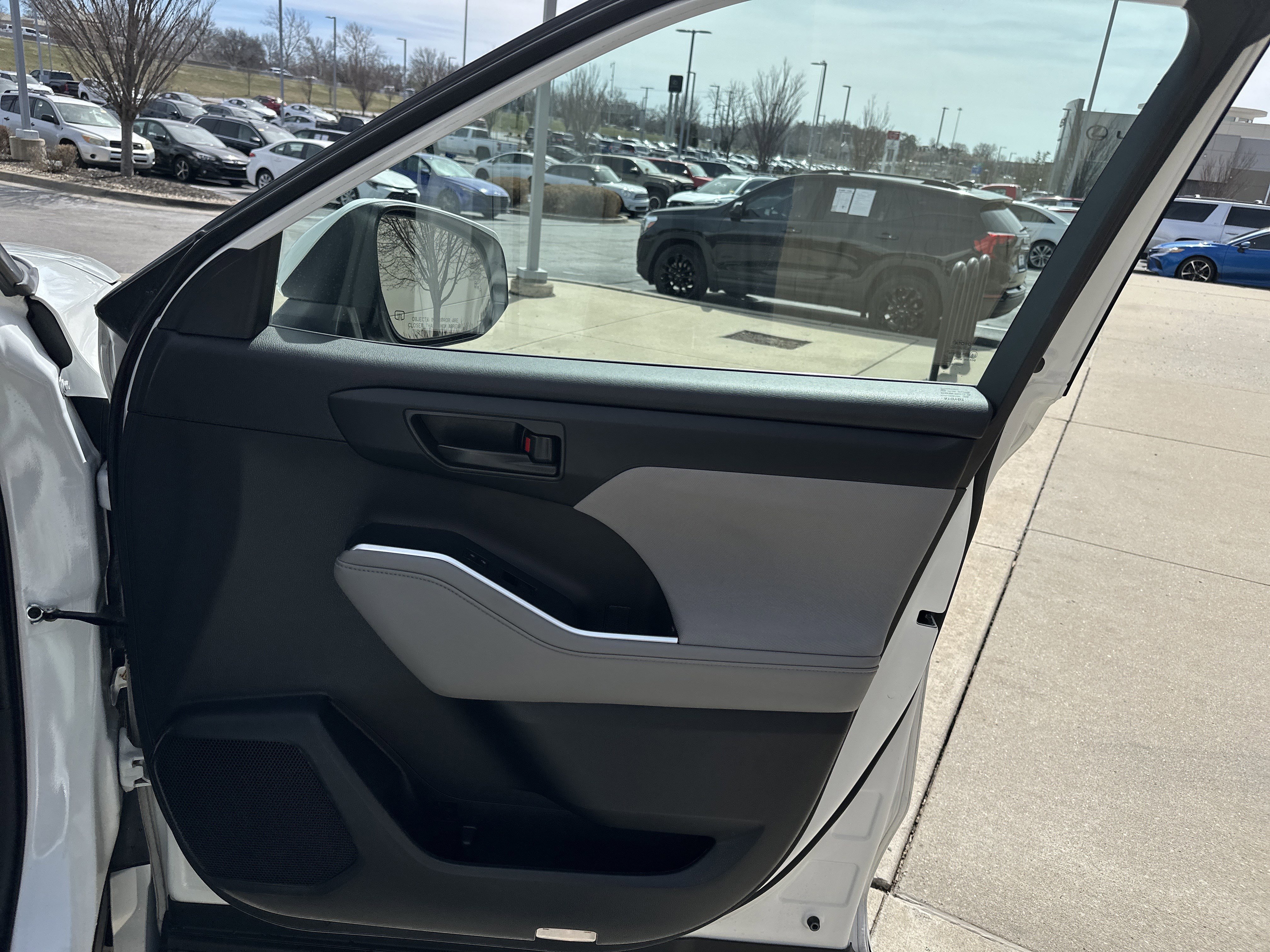 Used 2022 Toyota Highlander LE image 27