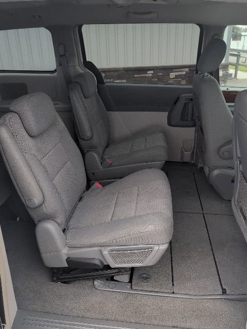 Used 2009 Chrysler Town & Country Touring image 29