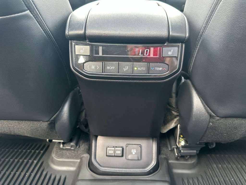 Used 2024 Toyota Highlander Platinum AWD/4WD image 36