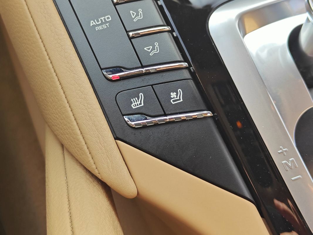 Used 2015 Porsche Cayenne Diesel w/ Premium Package image 31