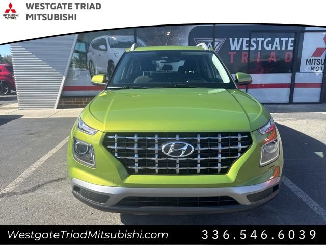 Used 2023 Hyundai Venue SEL FWD image 2