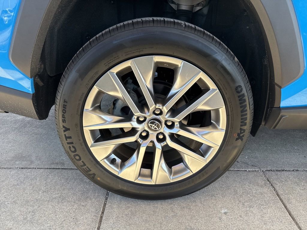 Used 2020 Toyota RAV4 XLE Premium image 33