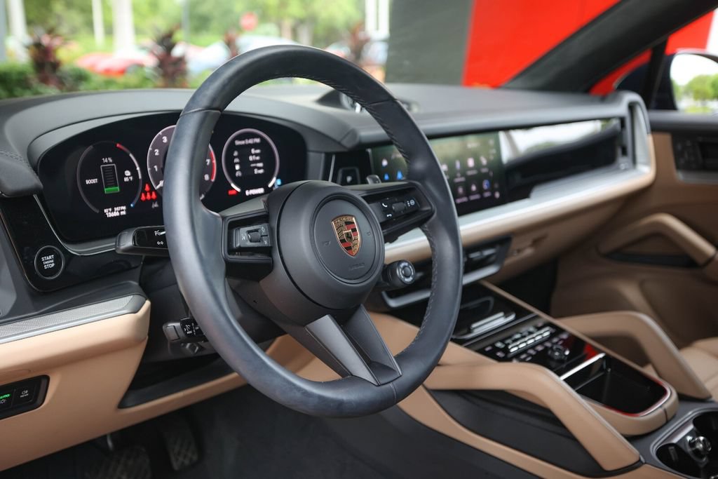 Used 2024 Porsche Cayenne Coupe AWD/4WD image 28